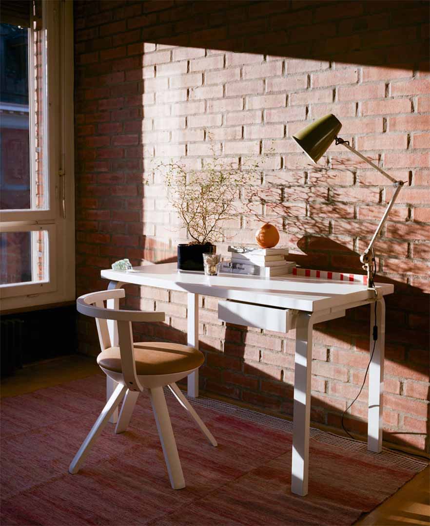 KG002 ライバル チェア（脚カラー：アスファルトラッカー） ブラック／ホワイト