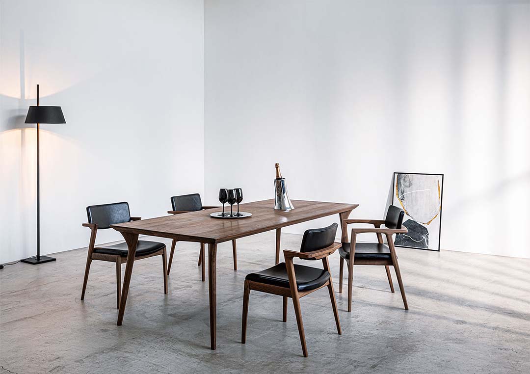 Koti アームレスチェア（脚カラー：ウォールナット） ブラック