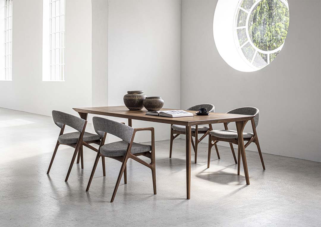 Owl アームチェア（脚カラー：ウォールナット） ブラック