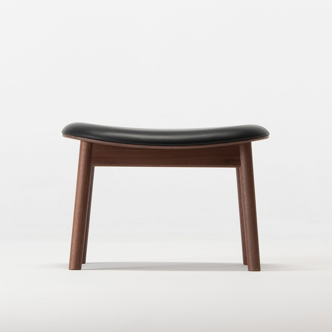 SPREAD STOOL（脚カラー：ウォルナット） 北海道レザースムースBK