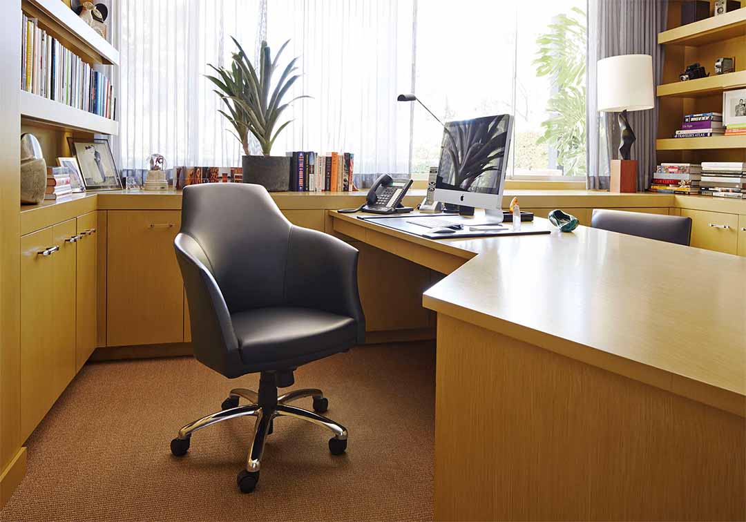 NC015H エグゼクティブチェア（脚カラー：シルバー） AVS-3（ブラウン）