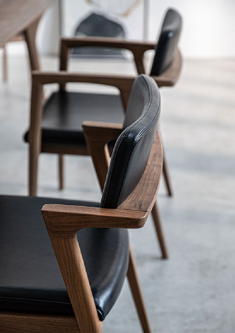 Koti アームレスチェア（脚カラー：ウォールナット） ブラック