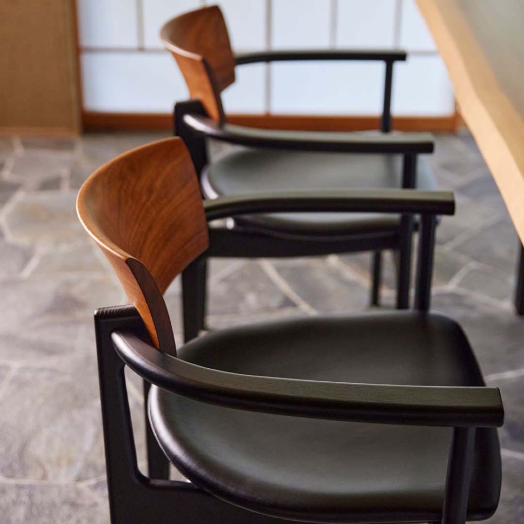 シックアームチェア ウォールナットWP/オークBP