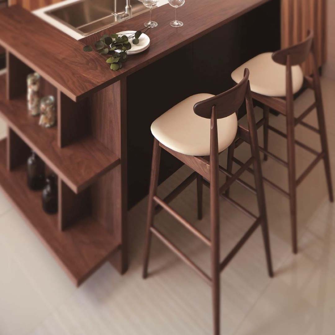 カウンターチェア（脚カラー：オークNP） レザーW054 ホワイト