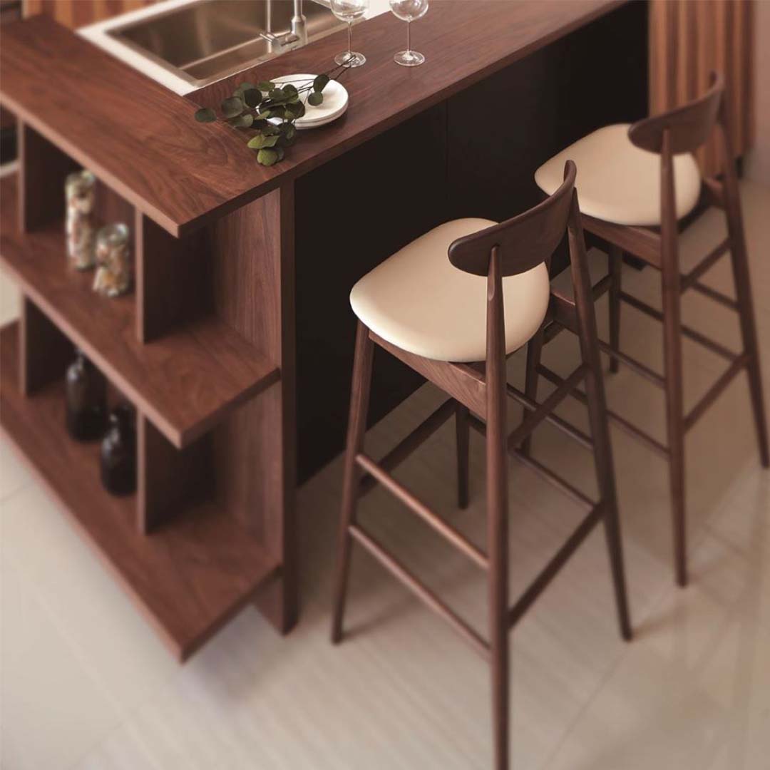 カウンターチェア(脚カラー:ウォールナットWP) レザーZ013 ブラック