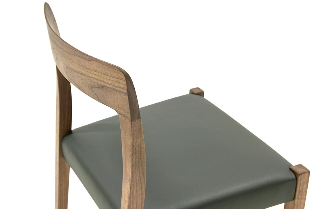 TRチェア(脚カラー:ウォールナット) PVC UP1105(ブラック)