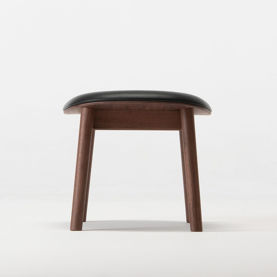 SPREAD STOOL（脚カラー：ウォルナット） 北海道レザースムースBK