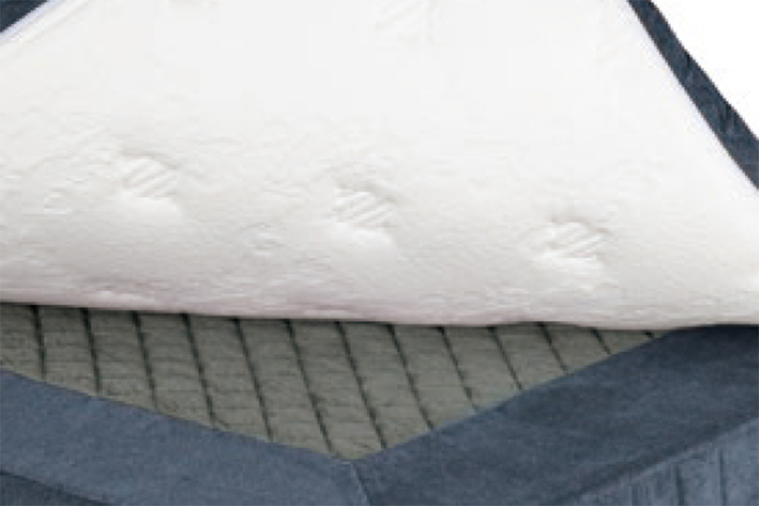 ベースマットレスの表面にはズレにくい生地を使用