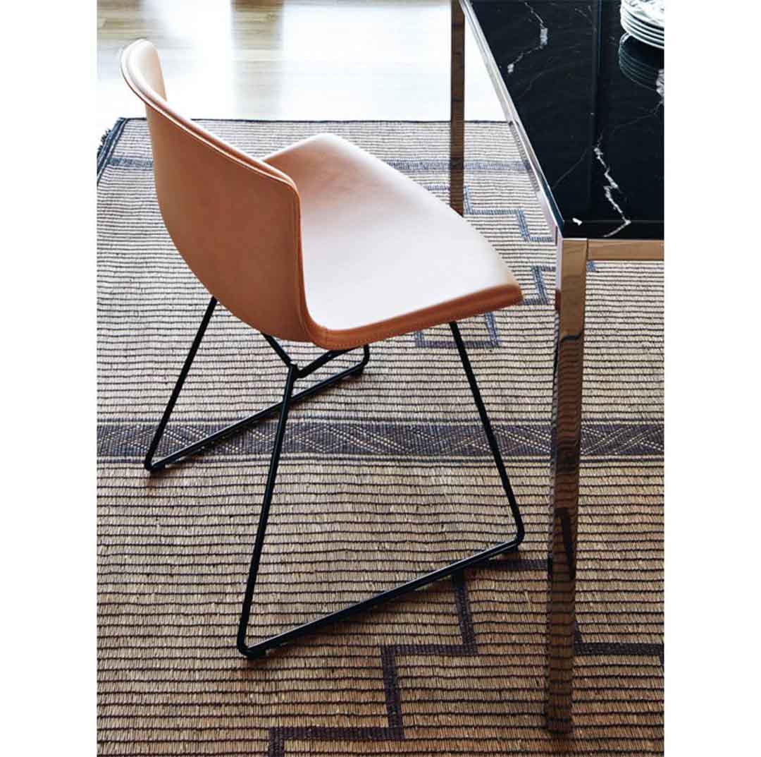 SIDE CHAIR カウハイドシート(脚カラー:ホワイト) ブラック