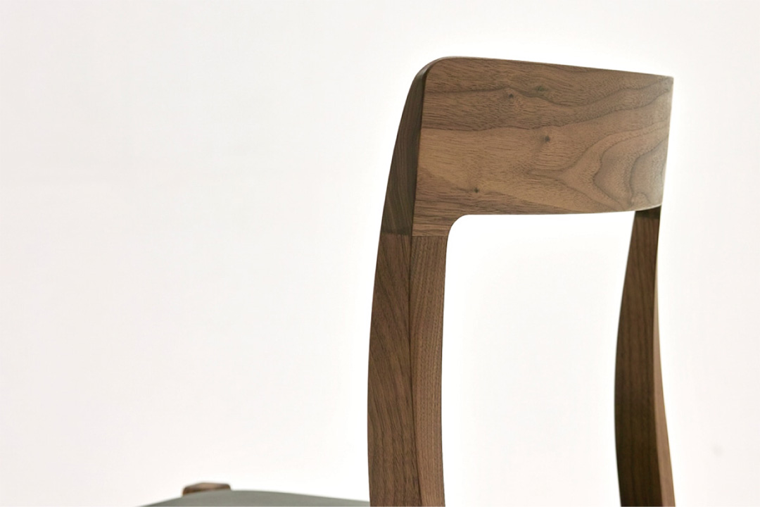 TRチェア(脚カラー:ウォールナット) PVC UP1105(ブラック)