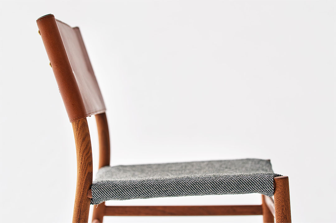 YU UC4 ダイニングチェア（脚カラー：ウォールナット） RANK3 SUBLIM50（ライトグレー)