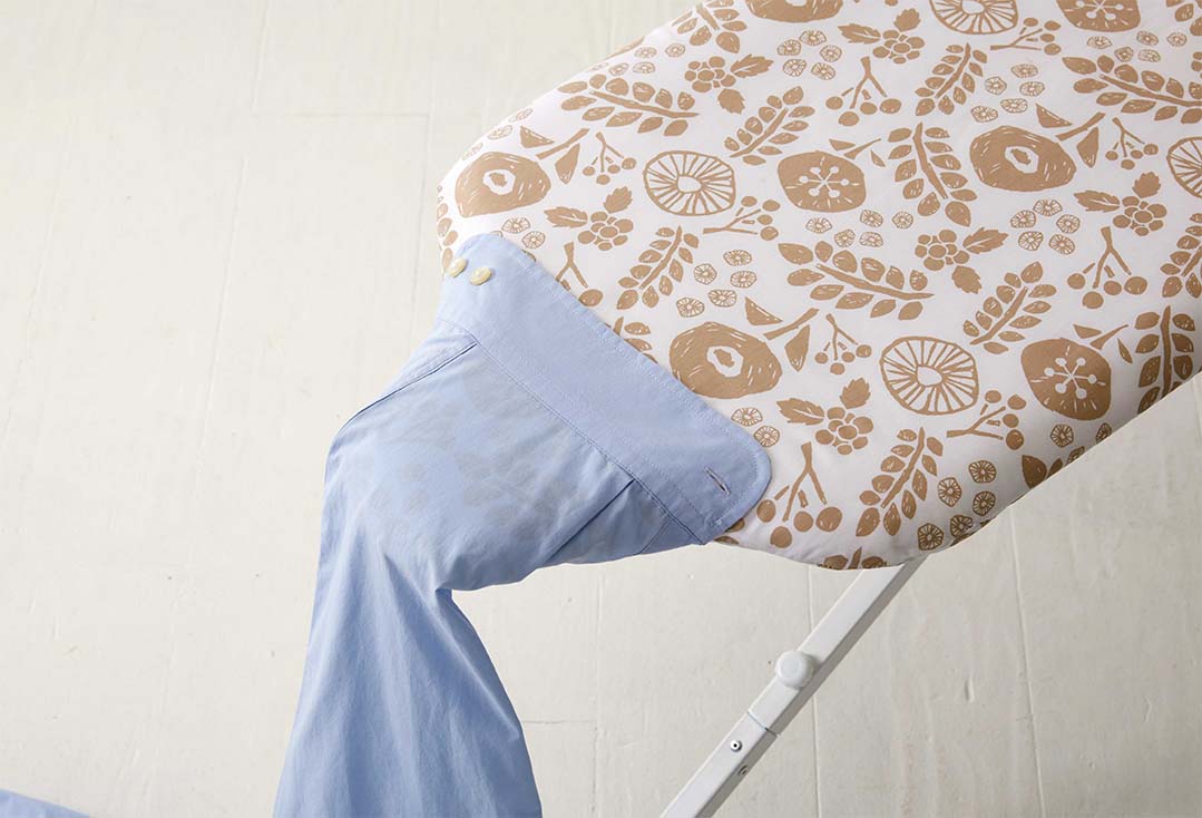 北欧風 暮らしの定番 スタンド式人体型アイロン台 アイボリー