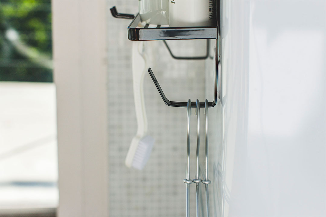 ホースホルダー付き洗濯機横マグネットラック タワー ホワイト