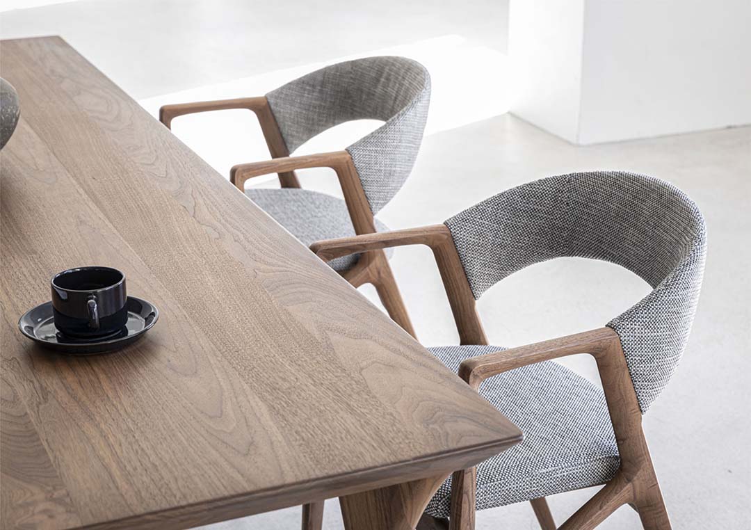 Owl アームチェア（脚カラー：ウォールナット） ブラック