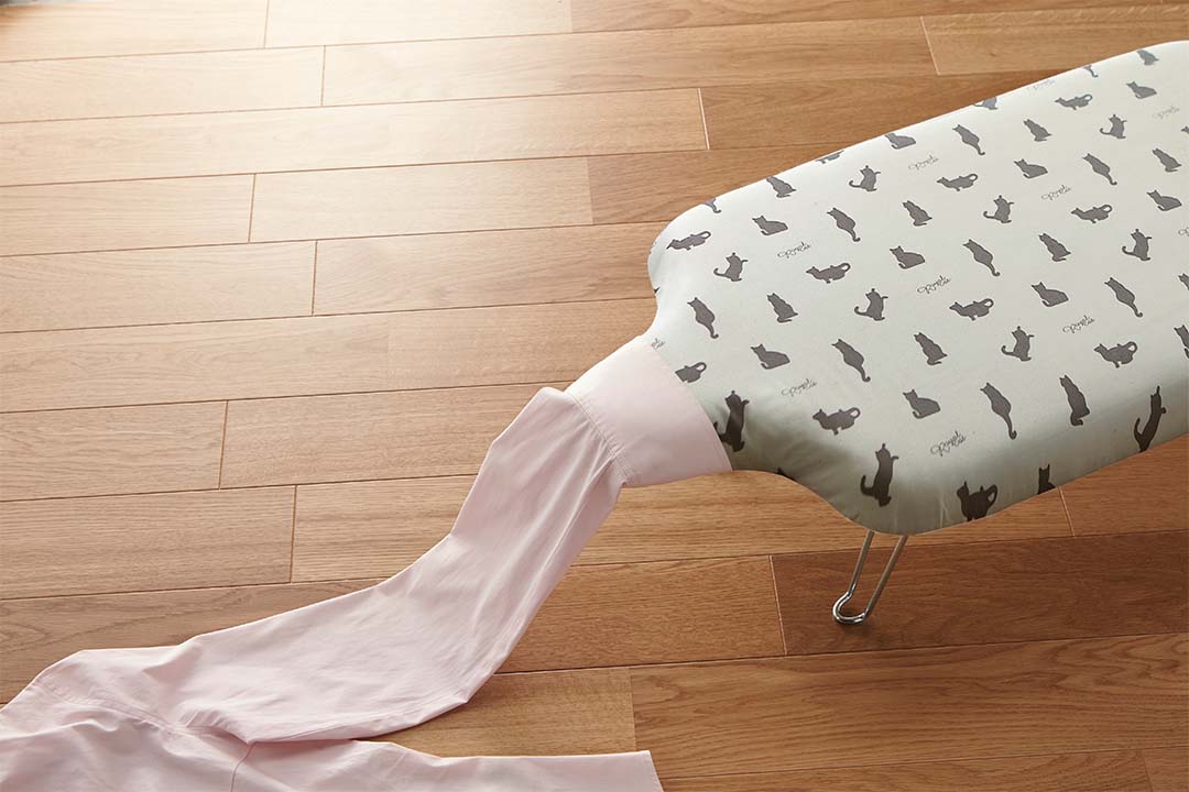 軽量人体型アイロン台 フック付き ネコプレス ホワイト