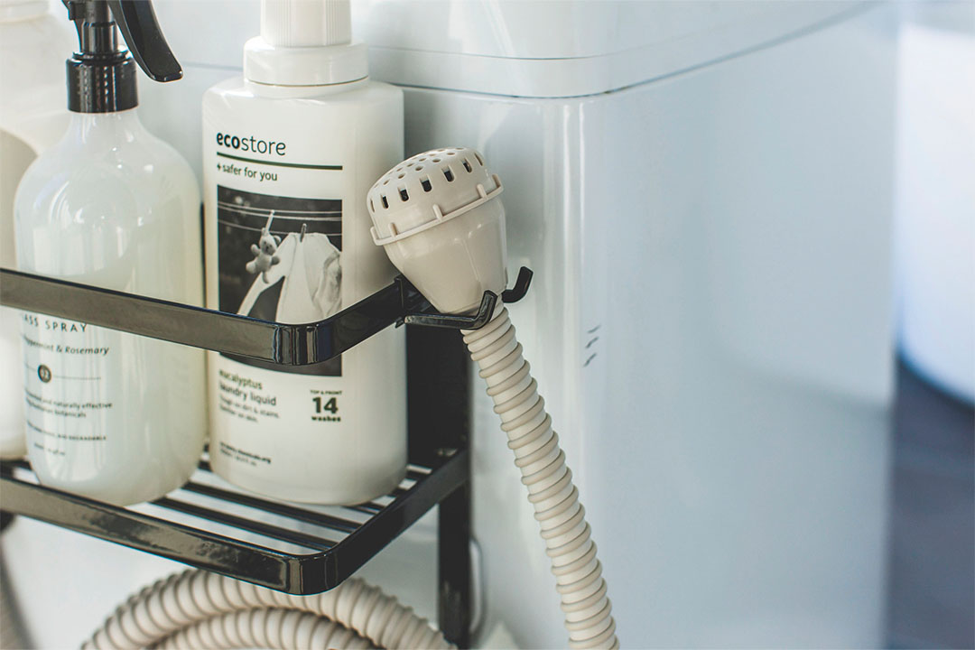 ホースホルダー付き洗濯機横マグネットラック タワー ホワイト