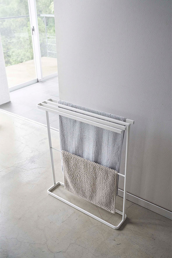横から掛けられるバスタオルハンガー タワー スリム ホワイト