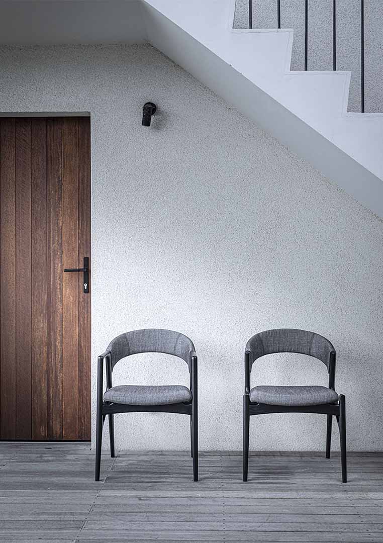 Owl アームチェア（脚カラー：ウォールナット） ブラック