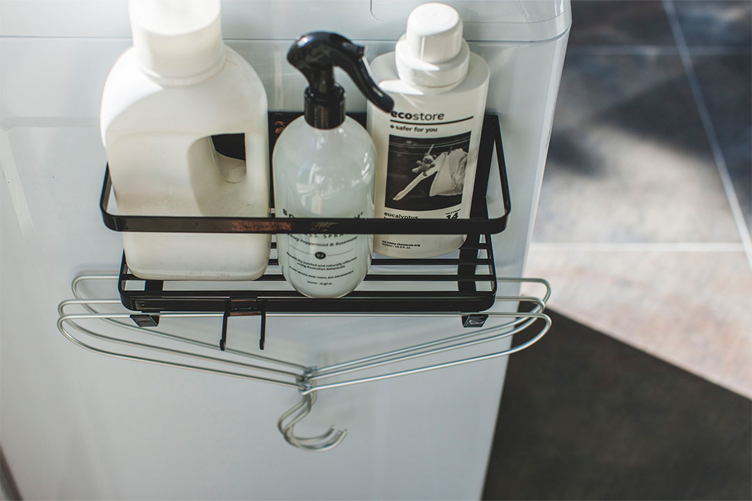 ホースホルダー付き洗濯機横マグネットラック タワー ホワイト