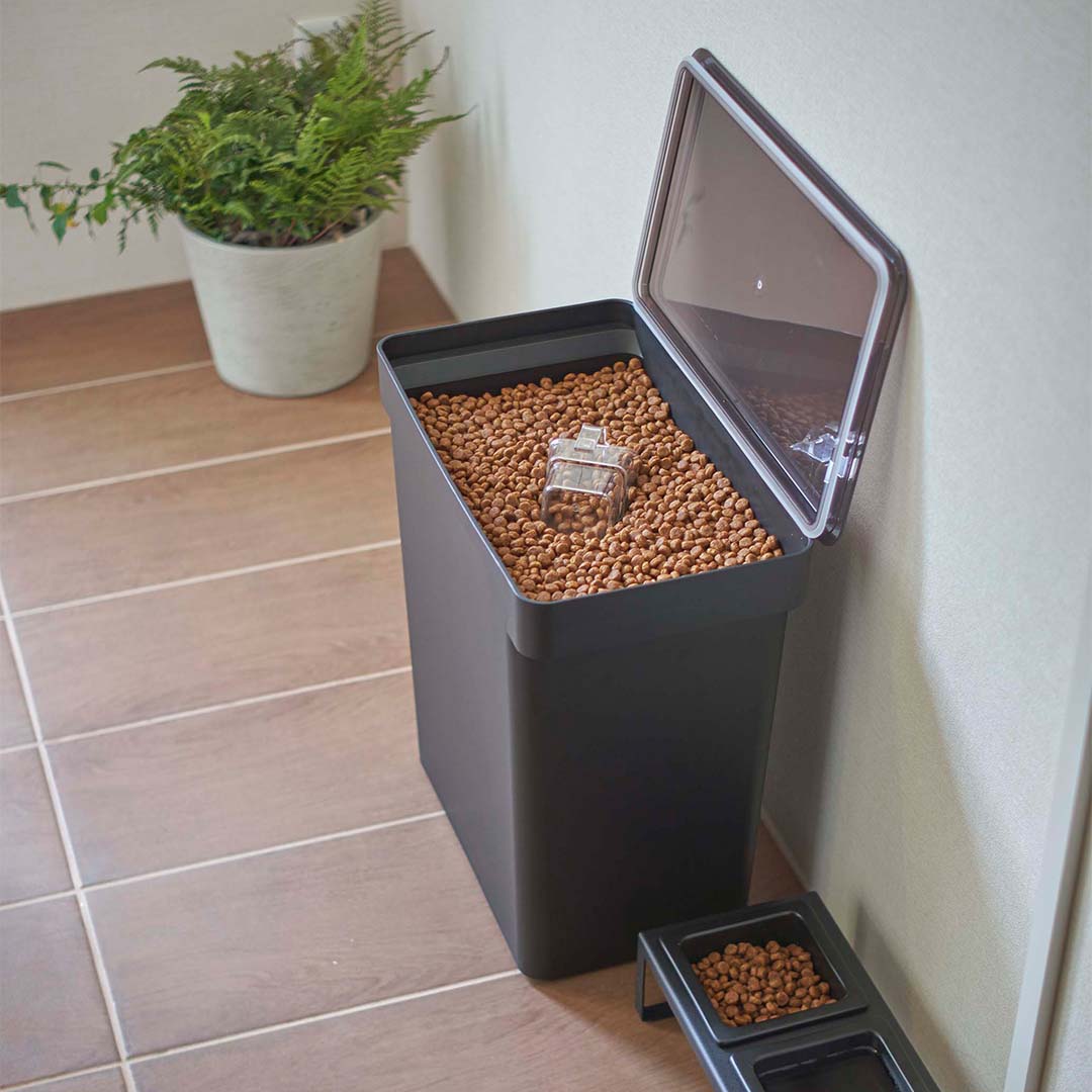 密閉ペットフードストッカー タワー 12kg 計量カップ付 ブラック