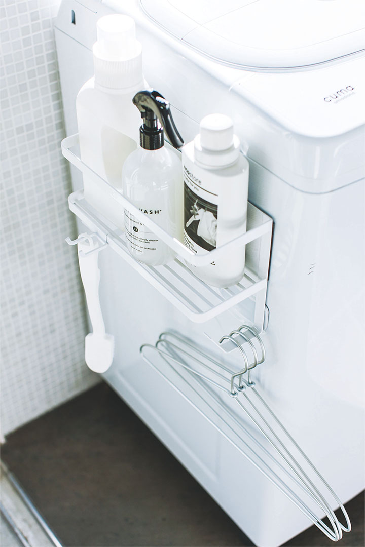 ホースホルダー付き洗濯機横マグネットラック タワー ホワイト