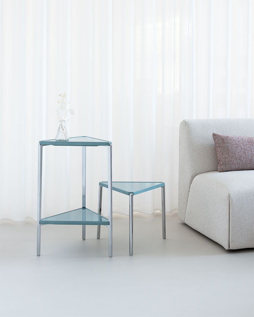 Tambour Concrete 三角形2段（脚カラー：ホワイト） ライトブルー