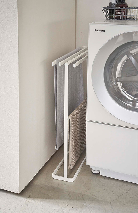 横から掛けられるバスタオルハンガー タワー スリム ホワイト