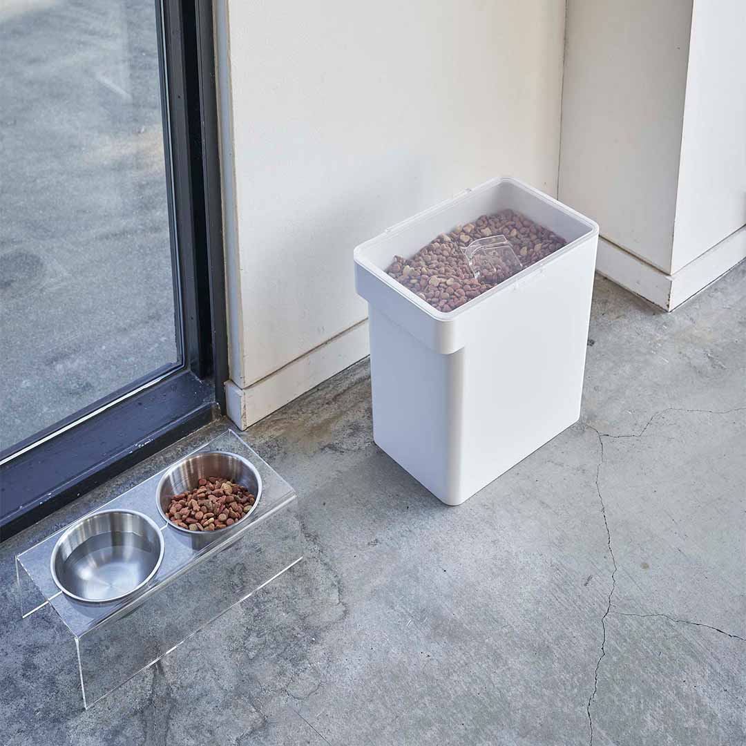 密閉ペットフードストッカー タワー 6.5kg 計量カップ付 ホワイト