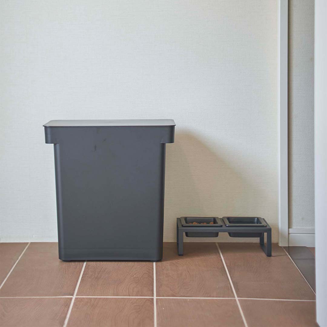 密閉ペットフードストッカー タワー 12kg 計量カップ付 ブラック